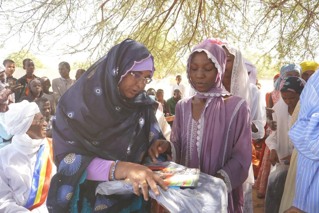 البطحاء: جمعية السعادة لإعادة إدماج المرأة توزع مجموعات مدرسية لدعم تعليم الفتيات