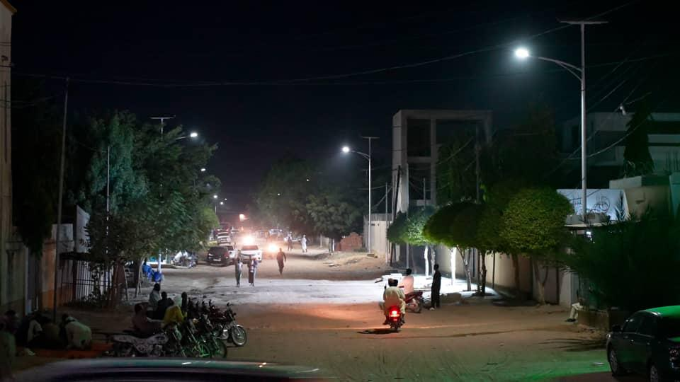 أنجمينا مضاءة، لكن بعض أضواء الشوارع تبقى في الظل