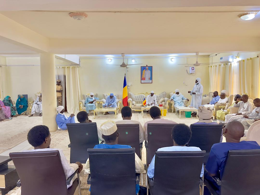 وادي فيرا: المندوب العام للحكومة بوادي فيرا يعقد اجتماعاً تشاورياً مع المجتمع لتعزيز السلام والتنمية الرقمية