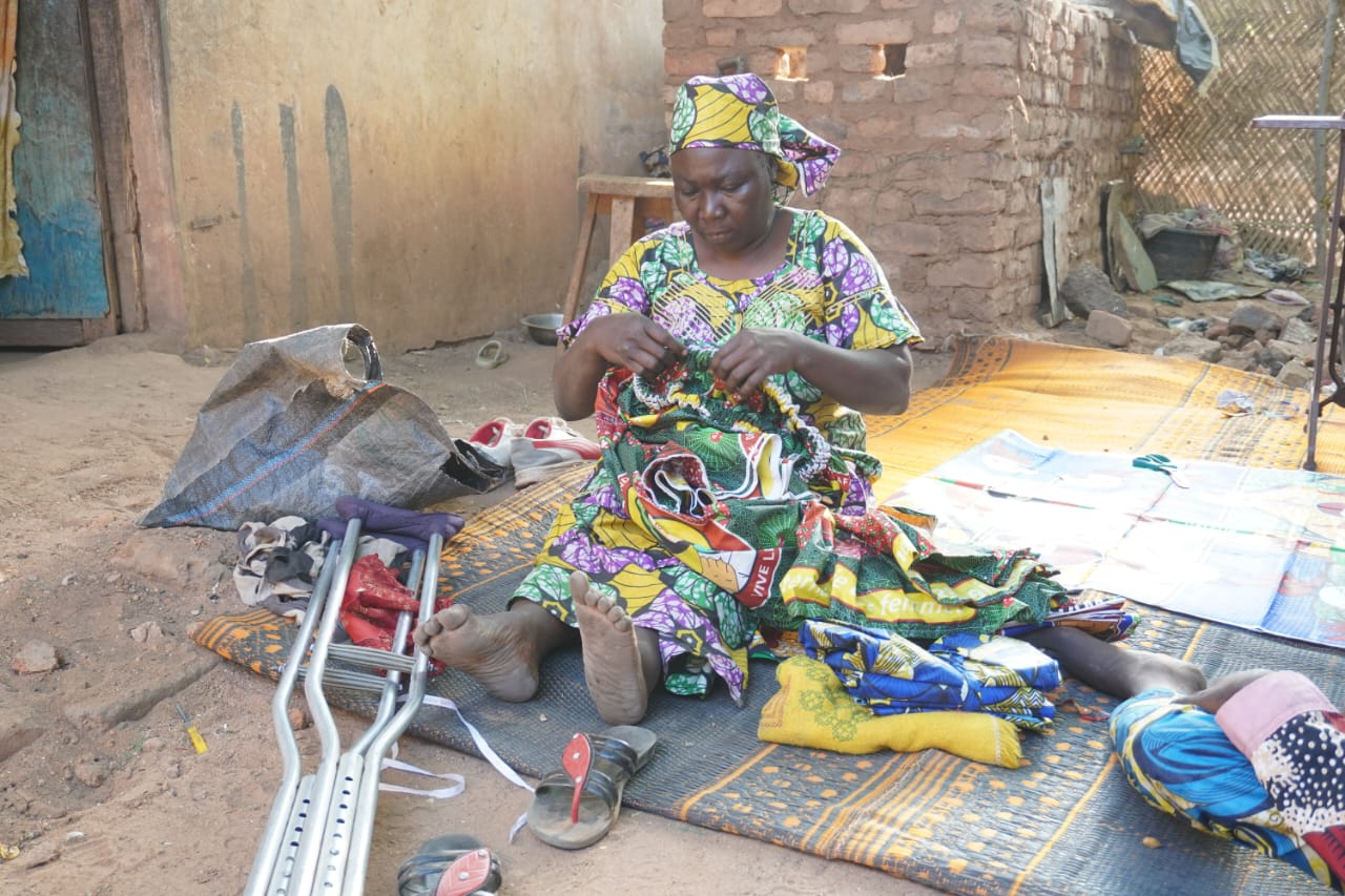 مجتمع: الخياطة طريق الكرامة قصة إصرار لامرأة تتحدى الإعاقة والعمل من أجل أسرتها