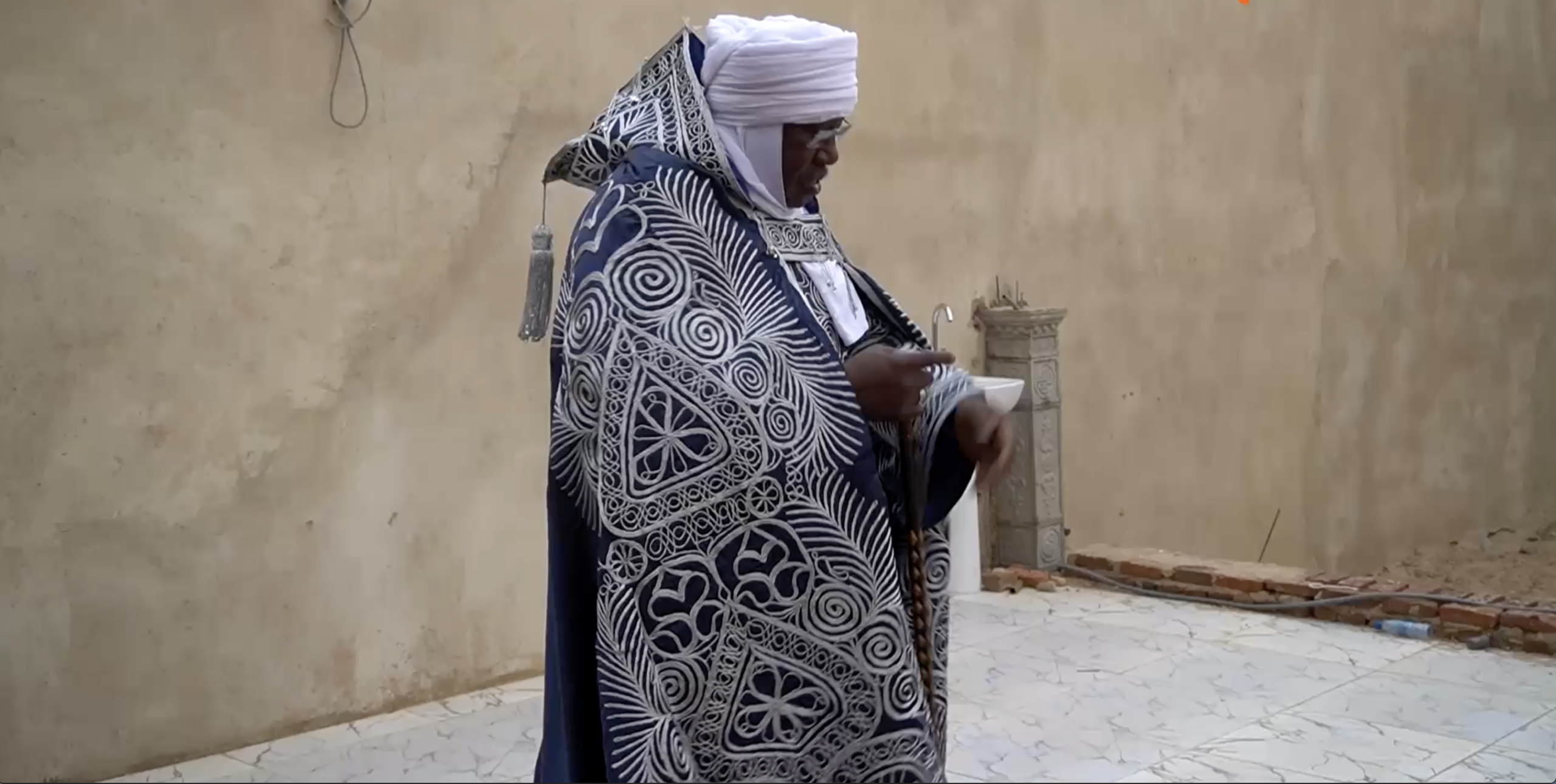 تقاليد اصيلة: مملكة وداي البورموس زي يجسد هيبة السلطة وعمق التاريخ